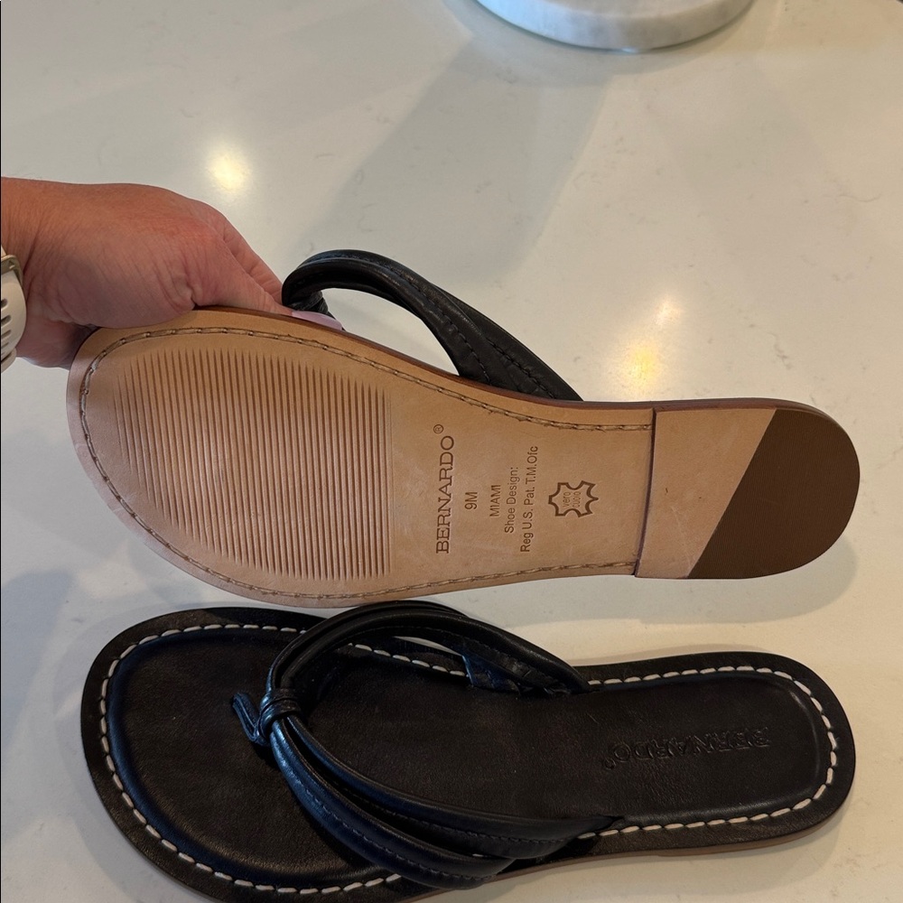Bernardo Miami Black Leather Thong Sandals Size 9M Genuine Leather - Picture 4 of 4